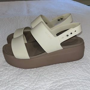 WOMEN’S CROCS BROOKLYN LOW WEDGE - White - Size 7